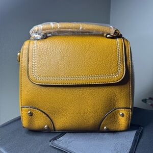 Mustard Handbag! goes with EVERYTHING! comes with strap to use as a crossbody